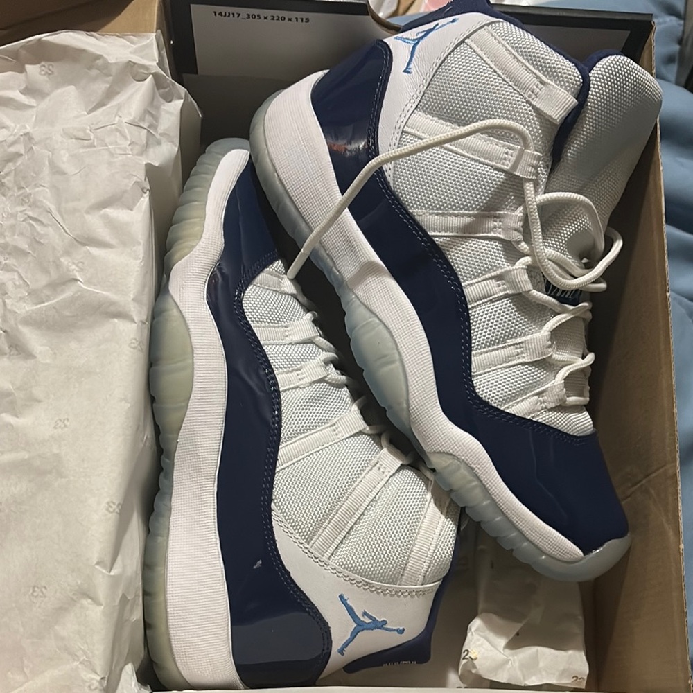 Jordan Men's White and Navy Blue Air Jordan 11 Retro
